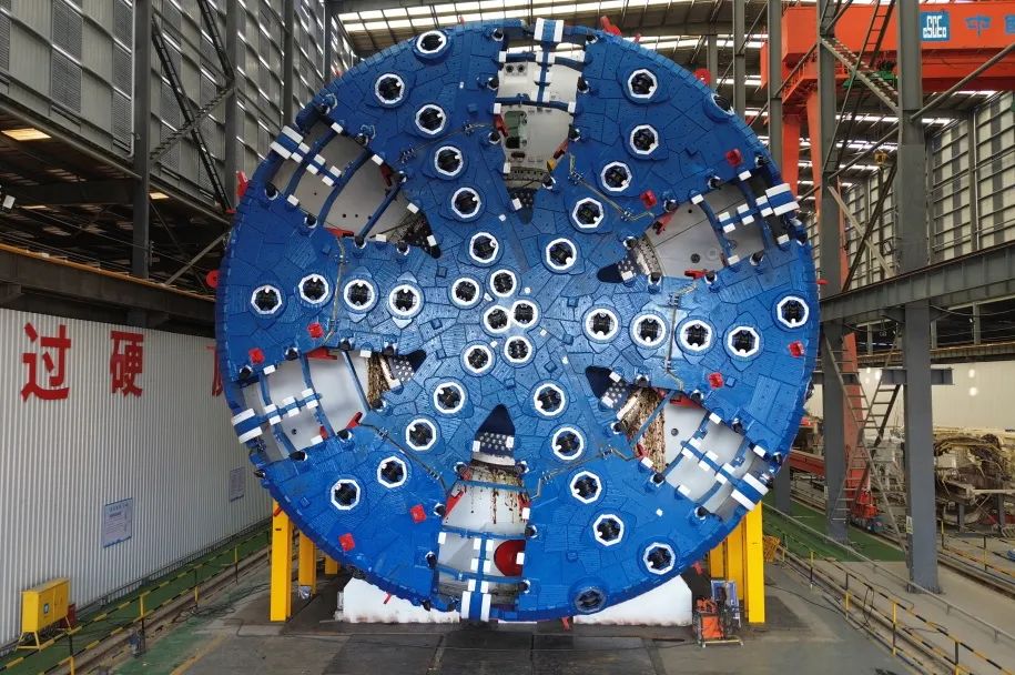 中鐵裝備聯合研制的超大直徑雙通道泥水平衡盾構機